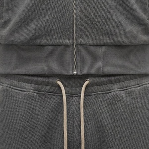 Survêtement pour homme de style streetwear, élégant et performant, fabriqué en tissu doux et flexible offrant un confort maximal pour les activités sportives - Product Image 5