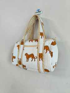 Sac de voyage mini en coton matelassé à imprimé tigre avec décoration florale, fabriqué à la main au Rajasthan, fermeture éclair pour les voyages - Product Image 4