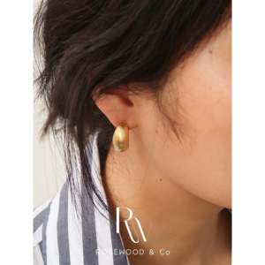 Orecchini a Mezza Cerchio con Finitura Opaca e Borchie Sottili - Product Image 6