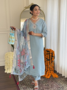 Boutique indienne de qualité supérieure élégant Kurti en soie romaine avec tissu organza chic Dupatta pour vêtements de mariage vêtements ethniques - Product Image 3