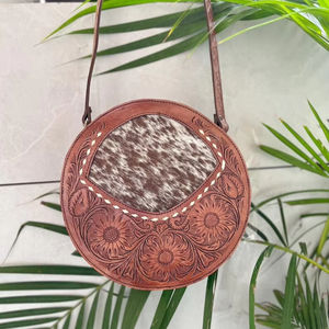 Bolso Bandolera Redondo de Cuero 100% Genuino con Borla, Grabado Floral a Mano, para Portar Objetos Ocultos, con Pelo - Product Image 1