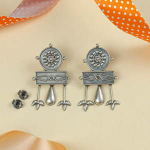 Pendientes de Plata Tridha Mandala Bloom - Chapados en Oro 92.5, Diseño de Aro Colgante Moderno con Patrón de Flor y Mariposa, Piedra Principal de Diamante - Product Image 5