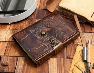 Diario Egipcio Vintage de Cuero con Cerradura, Hieroglíficos Antiguos - Product Image 1