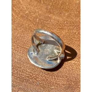 Anillo Navajo Hecho a Mano con Turquesa Kingman y Plata de Ley, Joyería Cultural Coleccionable, Talla 5.5 - Product Image 4