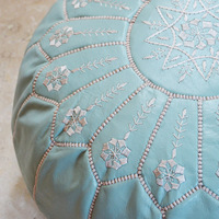 Pouf ottoman rond en cuir véritable marocain bleu ciel, cousu à la main, décoration d'intérieur, siège bas, repose-pieds
