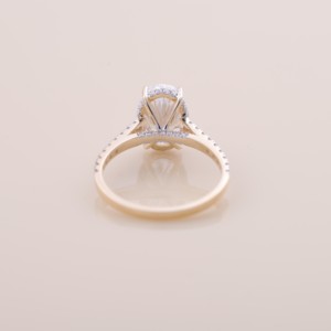 Bague de fiançailles/mariage solitaire en diamant de laboratoire de taille ovale certifié IGI, en or jaune/blanc/rose 14 carats avec bande pavée - Product Image 4