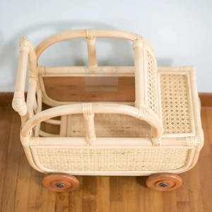 Coche de juguete de ratán hecho a mano para niños, con ruedas de madera, para jugar en interiores. - Product Image 1