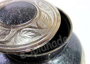 Urne funéraire artisanale en aluminium pour adulte, 200 pouces cubes, 10,5x7 pouces, légère, avec un magnifique design gravé - Product Image 3