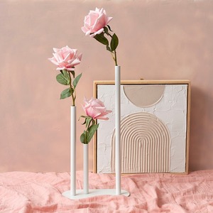 Florero de metal moderno estilo 3 tubos en elegante acabado blanco perfecto para decoración contemporánea del hogar y exhibición de mesa artística - Product Image 2