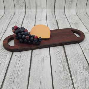 Tabla de cortar de madera minimalista Tabla de queso elegante y duradera con cuchillo de acero inoxidable para cocinas elegantes y modernas - Product Image 1