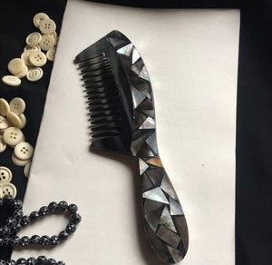 Peigne en corne naturelle écologique fait à la main pour cheveux bouclés avec logo personnalisé, sculpture ajourée et thème amour - Product Image 4