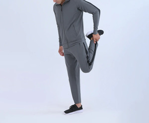 Conjunto deportivo de sudadera con capucha y pantalones de chándal de felpa gruesa con franja lateral de diseño elegante. - Product Image 2