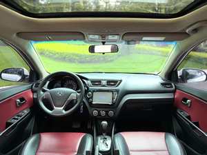 Kia K2 Hatchback d'occasion en bon état, modèle 2013, 1.4 GLS, transmission automatique, traction avant (FWD) avec options gauche - Product Image 5