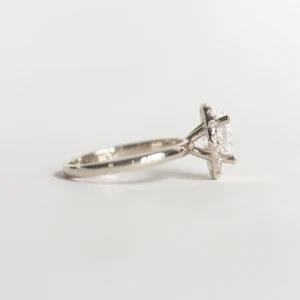 Anillo de Compromiso Clásico de Plata de Ley 925 al por Mayor para Mujer, con Circonita de Corte Ovalado y Baño de Oro, para Fiestas y Moda - Product Image 4