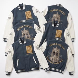 Blouson universitaire en laine anthracite avec broderie River Risings Resurgence et manches en cuir crème, style bomber, vente en gros - Product Image 6
