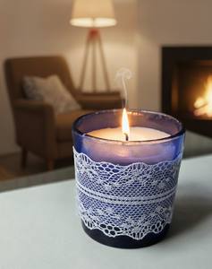 Une bougie parfumée de luxe, faite à la main, dans un pot en verre bleu haut de gamme, idéale pour les mariages, les spas ou les maisons chaleureuses. - Product Image 1