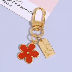 Accessoires de porte-clés pour femmes délicats, <span class=keywords><strong>en</strong></span> métal émaillé blanc et noir, style dessin animé, fleur de marguerite, alliage de zinc, cadeau, porte-clés, breloques - Product Image 5
