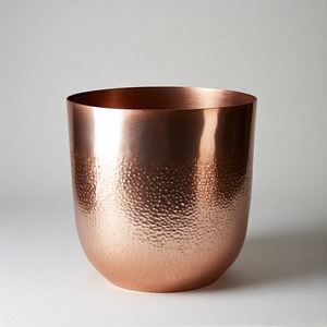 Pot martelé en pierre miroir dans le ton argenté de luxe avec le corps large parfait pour les plantes feuillues et les zones de déclaration - Product Image 4