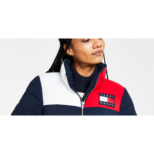 เสื้อแจ็คเก็ตพัฟเฟอร์ผู้หญิงยี่ห้อทอมมี่ ยีนส์ รุ่นควิลท์ สีบลูคัลเลอร์บล็อก  แบบบอมเบอร์สำหรับฤดูหนาว  ตกแต่งด้วยขนแกะที่ปกเสื้อ  ไซส์ใหญ่ - Product Image 2