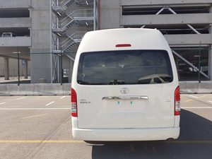 HIACE d'occasion 2000-2024, traction avant, automatique, 15 places, régulateur de vitesse adaptatif, sièges en cuir, transmission intégrale, caméra 360°, phares halogènes, jantes R18, fourgon, bus de transport - Product Image 3