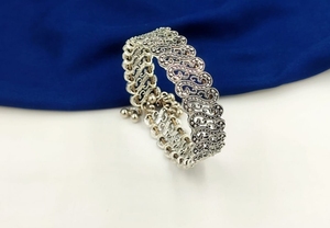 Bracelet élégant en argent oxydé Bracelet flexible de taille libre pour femmes Bijoux ethniques vintage pour un usage quotidien et des occasions festives - Product Image 2