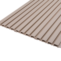 Panneaux muraux rainurés WPC effet bois moderne pour revêtement intérieur (fond TV) et extérieur (façade) pour la décoration d'hôtels et de maisons