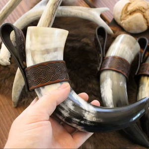 Cuerno para beber tallado vikingo auténtico, Forma natural ecológica, estilo animal y religioso con soporte de cuero para cerveza de hidromiel - Product Image 1