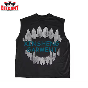2025 Venta al por mayor Ropa de calle Logotipo personalizado Impresión digital Camiseta sin mangas con estampado de pegatinas para hombres Conjunto corto de deportes elegantes - Product Image 3