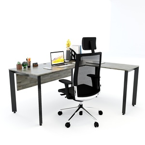 Escritorio Ejecutivo de Lujo en Forma de L con Superficie de Madera de Caucho y Patas Triangulares de Hierro (HBTA016) - Product Image 2