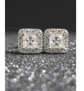 Elegantes pendientes de diamantes en oro blanco con artesanía atemporal y un diseño sofisticado brillante de la India - Product Image 4
