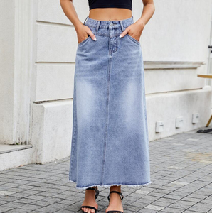 Jupe en jean classique à carreaux pour femme, coupe évasée taille haute, finition délavée, idéale pour les tenues formelles et décontractées - Product Image 1