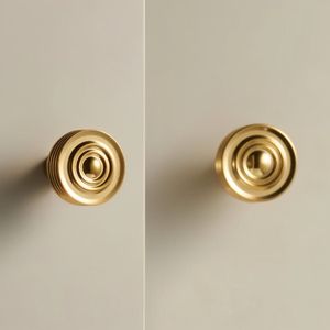 Perillas de latón para muebles antiguos de madera que ofrecen una elegancia atemporal con un toque decorativo artesanal y duradero. - Product Image 2