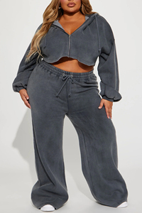 ชุดเซ็ตเสื้อฮู้ดครอปซิปสีเทาเข้มไซส์พลัสและกางเกงขายาวมีเชือกผูก ผลิตจากผ้าฟลีซเนื้อนุ่มพร้อมปลายแขนและปลายขาจั๊ม สไตล์ลำลองที่ดูมั่นใจในทุกๆ วัน - Product Image 2