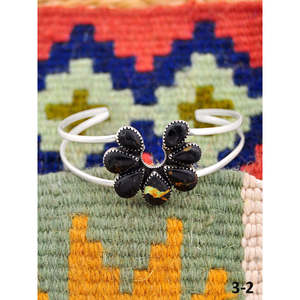 Pulsera Artesanal del Suroeste con Diseño de Black Jack y Plata de Ley, Accesorio de Moda - Product Image 3