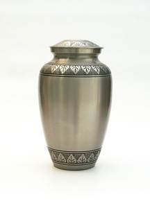 La urna de cremación de bronce atemporal Heritage para adultos que evoca un sentido de historia y tradición con grabados sutiles de la naturaleza - Product Image 2