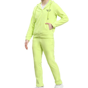 Chándal de corte holgado para hombre, perfecto para viajar o actividades ligeras, con material suave y un look informal. - Product Image 1