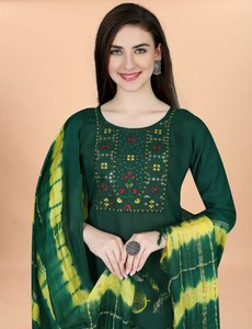 Alta demanda El último diseñador ligero Rayon Kurti para damas disponible a precio mayorista de India - Product Image 3