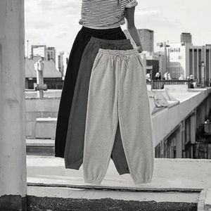 กางเกงวอร์มผู้หญิง ผ้าผสมโพลีเอสเตอร์/คอตตอน เอวสูง ทรงจ็อกเกอร์ เอวยางยืด กางเกงลำลองสำหรับเล่นกีฬา รับผลิตแบบ OEM พร้อมสกรีนโลโก้ ขายส่ง - Product Image 3