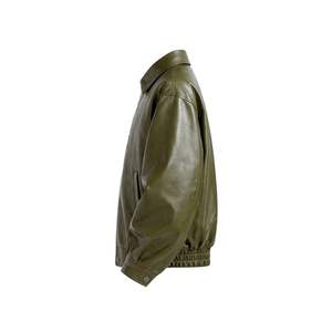 C'est une veste bomber en similicuir surdimensionnée pour homme en vert olive. - Product Image 6