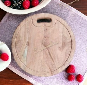 Planche à découper unique en bois d'acacia avec trou facile à saisir pour le pain, le fromage, les noix et les fruits Planche à fromage en bois pour la cuisine - Product Image 3