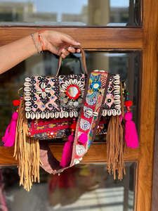 Nouveauté Sac Banjara en Cuir Souple Bohème Hippie Multicolore en Tissu de Coton Tribal Rajasthani Fait Main avec Franges et Pompons - Product Image 4