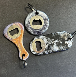 Venta al por mayor abridor de resina epoxi de alta calidad diferentes colores de resina y artesanías de diseñador abrebotellas - Product Image 1