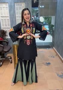 Lanzamiento de Nueva Colección de Kurta Festiva de Diseñador, Tela Palazzo de Algodón Puro con Bordado y Trabajo de Espejos Reales, Reversible para Fiestas - Product Image 4