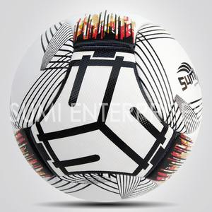 Ballon de football d'entraînement polyvalent conçu pour favoriser les mouvements de passe et les exercices de tir contrôlé - Product Image 2