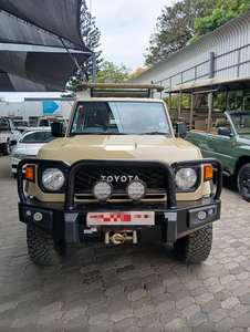 Toyota Land Cruiser Pickup 4x4 Doble Cabina 2024 Usada en Excelentes Condiciones con Asientos de Cuero y Cámara Trasera - Product Image 6