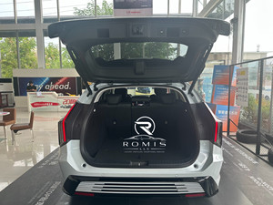 SUV électrique blanc de taille moyenne, vue avant, véhicule d'occasion, véhicule utilitaire sport électrique moderne pour les trajets urbains - Product Image 5