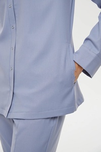 Conjunto de uniforme médico azul claro para mujer: blusa de manga larga y pantalón acampanado, uniforme hospitalario de tejido de elastano/poliéster con detección de agujas - Product Image 5