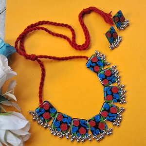 Collar con Colgante de Resina de Moda, Suministro Directo de Fábrica, Perfecto para Festivales o Fiestas, Disponible a un Precio Accesible - Product Image 3