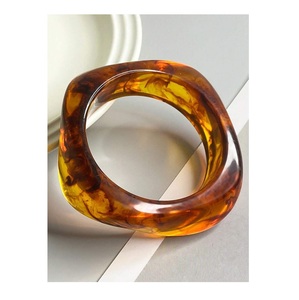 กำไลเรซิ่นกันน้ำทำด้วยมือพร้อมเปลือกหอยธรรมชาติที่ได้รับแรงบันดาลใจจากชุดชายหาดและชุดฤดูร้อนมีสีตามสั่ง - Product Image 1