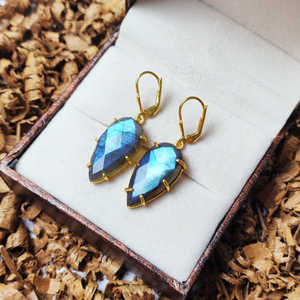Boucles d'oreilles pendantes en agate verte élégante, plaquées or sur la base en laiton, serties, cadeau de mariage ou d'anniversaire, bijoux - Product Image 5
